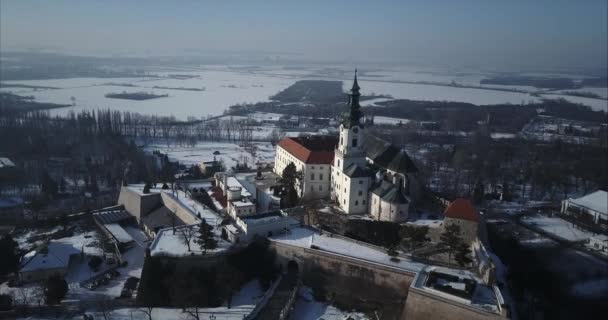 Fliegen um die Vorderseite der Burg von Nitra im Winter, Luftaufnahme, Slowakei