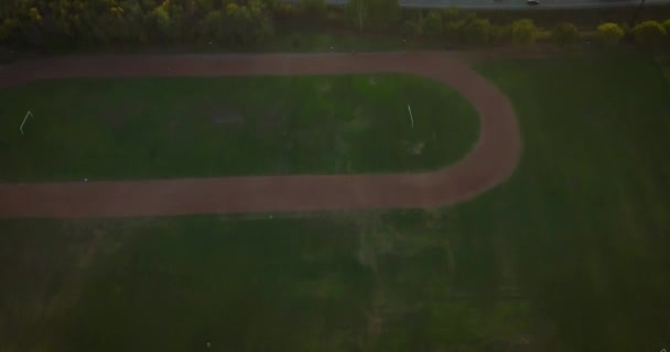 空中サッカー場公園の上からの眺め 高速道路やトロント市を表示する上で移動カメラ — ストック動画