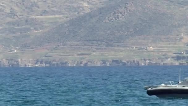 Kıbrıs Rum Kesimi Kıyısında Deniz Aşırı Giden Bir Polis Teknesinin — Stok video