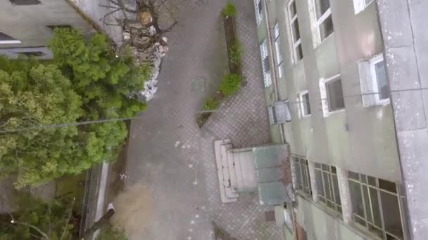 Direct Overhead Aerial Drone Shot Alley Way Ένα Σκιτσερό Αρσενικό — Αρχείο Βίντεο