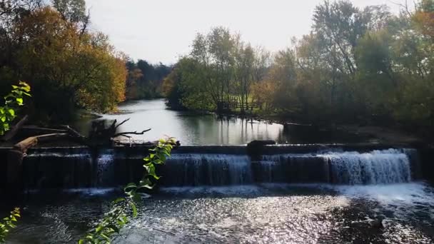 Wasserfall Reflexionen Durch Eine Mühle Mit Fallenden Blättern Die Farben — Stockvideo