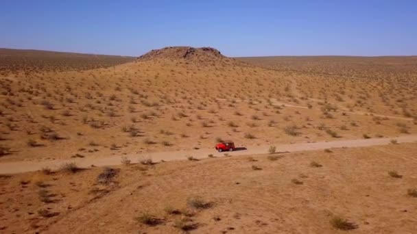 Kühner Roter Jeep Fährt Allein Auf Feldweg Der Wüste Mojave — Stockvideo