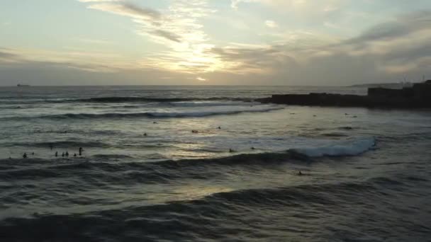 Footage Aerial Drone View Sunset Cascais Many Surfers Waiting Waves — Wideo stockowe