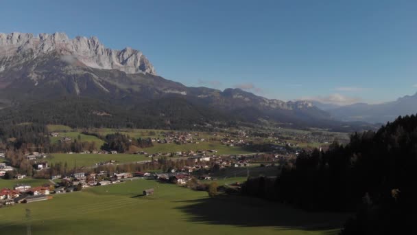 Aerial Vliegen Een Dal Van Alpen Met Hoge Bergen Rug — Stockvideo