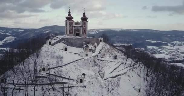 Flying Calvary Church Old Mining Town Banska Stiavnica Winter — Vídeo de stock