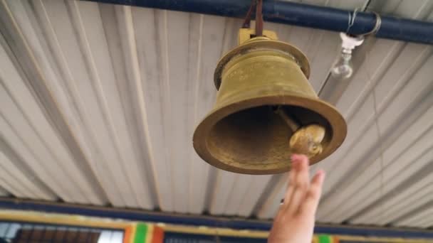 Gros Plan Une Cloche Hindoue Balançant Ralenti — Video