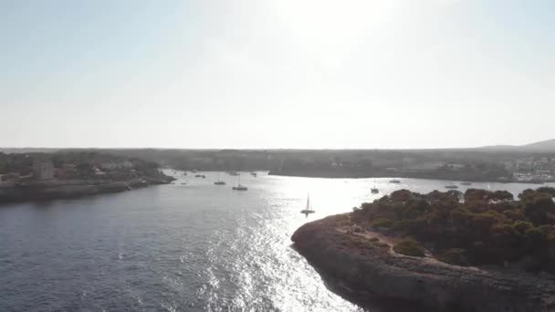 Aerial Kustlijn Van Mallorca Bij Zonsondergang Haven Baai Met Boten — Stockvideo