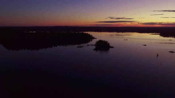 Вражаюче Повітряне Відео Півмісяця Заході Сонця Фінському Ландшафті Озер Камера — стокове відео