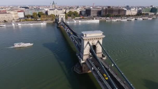 秋季布达佩斯一座链桥的空中拍摄 — 图库视频影像