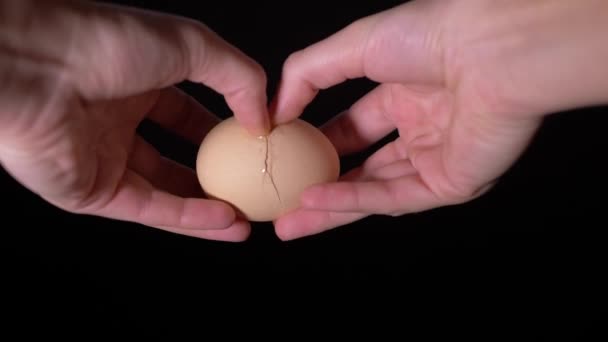 Расколоть Яйцо Позволить Ему Упасть Миску Наполненную Взбитыми Яйцами Черном — стоковое видео
