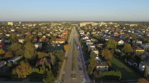 Luchtopname Van Een Weg Aanbouw Een Kleine Europese Stad Bij — Stockvideo
