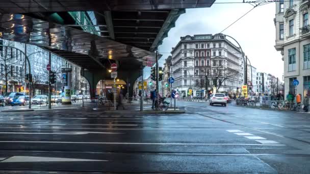 Берлинский Перекресток Быстрым Движением Людей Транспортных Средств Дождливый День — стоковое видео