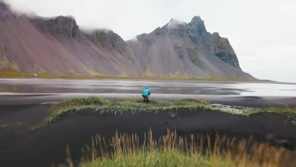 Fotógrafo Montando Una Toma Cuerno Playa Iceland — Vídeos de Stock