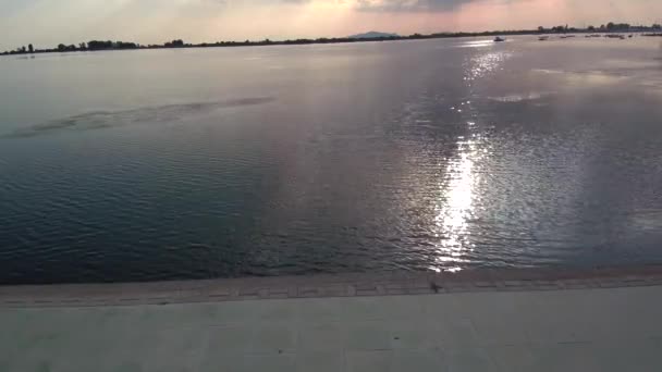 Wasserverschmutzung Durch Die Reflexion Der Sonne Grauen Wasser — Stockvideo