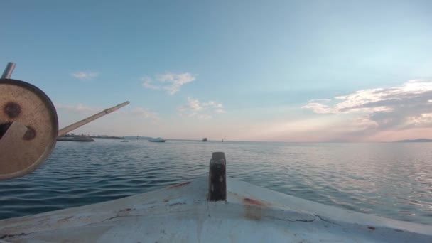 Standpunt Van Binnenuit Van Een Zeilende Vissersboot Naar Zonsondergang Zeilen — Stockvideo