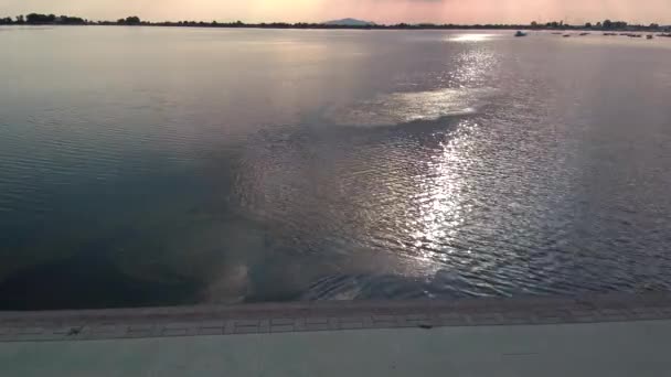 Zanieczyszczenie Wody Odbiciem Słońca Szarej Wodzie — Wideo stockowe