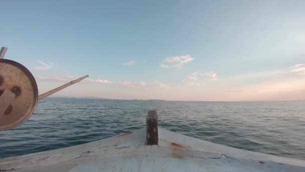 Ponto Vista Dentro Barco Pesca Vela Navegando Para Frente Pôr — Vídeo de Stock