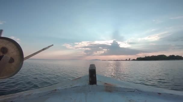 从帆船内的角度来看 正驶向日落 希腊Messolonghi郊外的平静水 — 图库视频影像