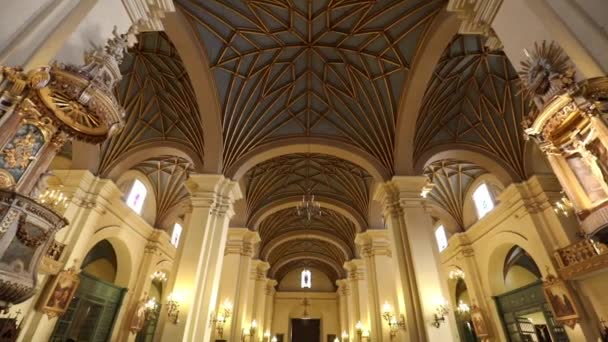 Dentro Lima Catedral Panning Tiro Cima — Vídeo de Stock