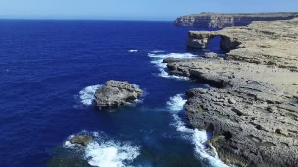 Video Dron Ventana Azul Durante Día Soleado — Vídeo de stock