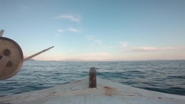 Yelkenli Bir Balıkçı Teknesinin Içinden Bakış Açısı Gün Batımına Doğru — Stok video