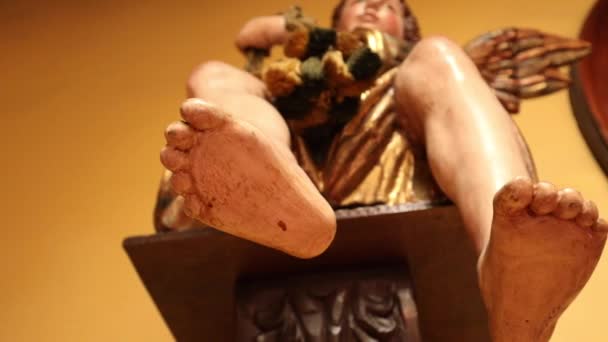 Untere Winkelaufnahme Einer Statue Einer Kirche — Stockvideo