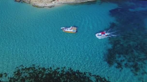 Ένα Μηχανοκίνητο Σκάφος Πλεύσης Μπλε Λίμνη Malta — Αρχείο Βίντεο