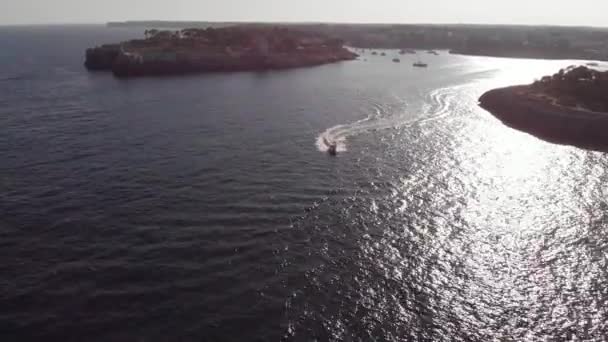 Aerial Fliegen Über Schnelles Motorboot Auf Dem Meer Der Küste — Stockvideo