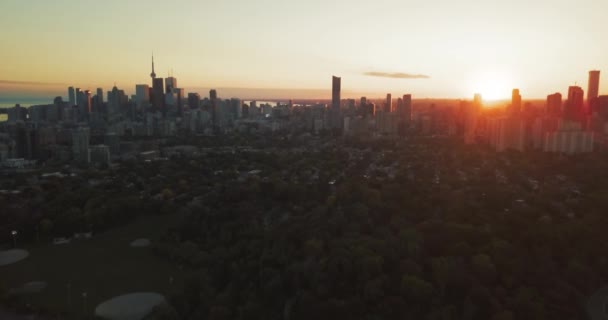 Aerial Shot Toronto Sunset While Camera Rises Shows Highway Traffic — стокове відео