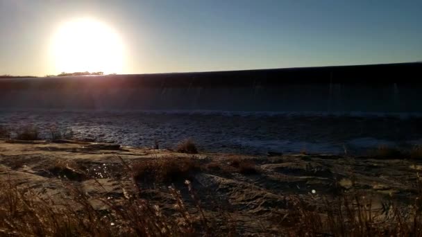 North Texas Lago Che Scorre Oltre Canale Tramonto Con Soffia — Video Stock