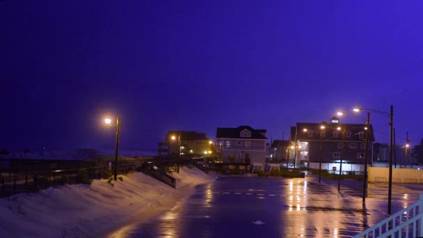 Büyük Fırtına Kumsaldaki Sakin Bir Otoparkta Gökyüzünde Destansı Bir Şimşek — Stok video