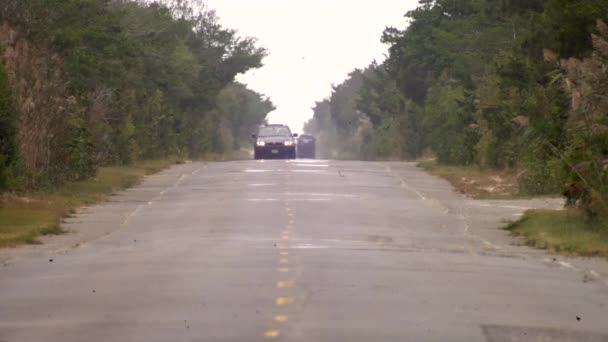 Coche Lejano Conduce Hacia Nosotros Largo Camino Recto Con Calor — Vídeo de stock