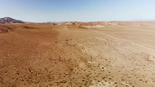 Aerial Shots Barren Sandy Rocky Mountain Filled Mojave Desert Sunny — Stockvideo