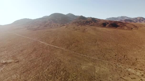 Aerial Shots Barren Sandy Rocky Mountain Filled Mojave Desert Sunny — Video