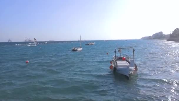 Barca Primo Piano Con Surfista Aquilone Che Cavalca Onde Acqua — Video Stock