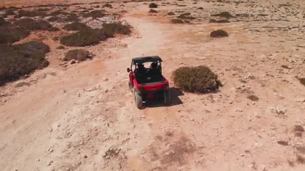 Kadın Yolda Giderken Dört Tekerlekli Bir Arabasının Yanından Sallıyor — Stok video