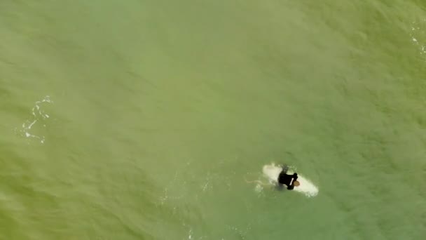 Повітряний Знімок Серфінгу Веслування Океані Через Хвилі — стокове відео