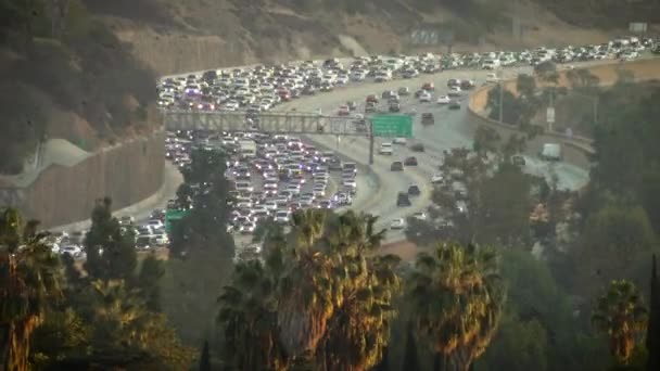 カリフォルニア州ロサンゼルスのI 405高速道路のいくつかの曲がりをゆっくりと流れる重い交通の経過 — ストック動画