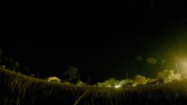 Night Lapse Estrelas Céu Sobre Campo Meio Noite Uma Pequena — Vídeo de Stock