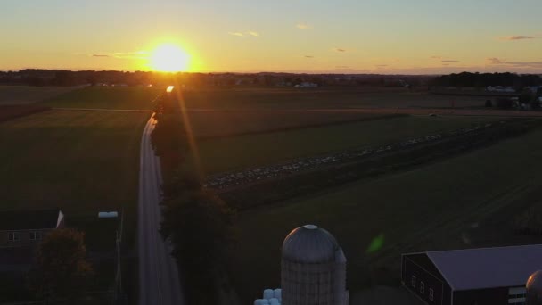 Reverse Drone Shot Reveals Farmhouse Grain Silos Surreal Sunset — Vídeo de stock