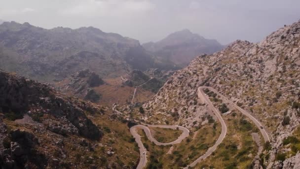 Aerial Inclinación Carretera Serpentina Gran Vista Montaña Mallorca — Vídeos de Stock