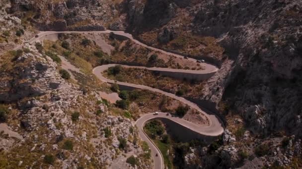 Aerial Cars Motorbikes Curvy Serpentine Road Mountains — стоковое видео