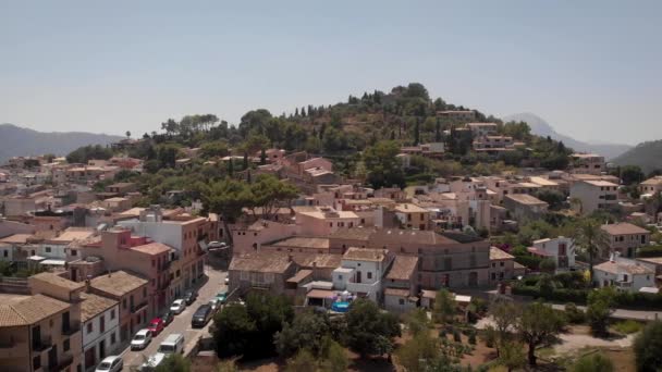 Aerial Історичне Місто Між Пагорбами Типовому Ландшафті Мальорки — стокове відео