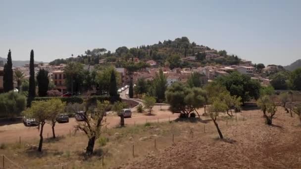 Aerial Ciudad Mediterránea Sobre Colinas Con Casas Tradicionales Mallorca — Vídeos de Stock