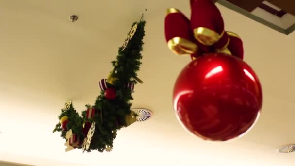 Karácsonyi Dekoráció Váltakozó Fókusz Között Red Ball Kis Függőben Levegő — Stock videók