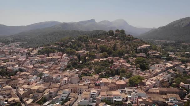 Aerial Descubre Una Parte Ciudad Mediterránea Entre Colinas Mallorca — Vídeos de Stock