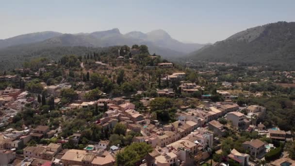 Aerial マヨルカ島の丘の上の美しい村の概要ショット — ストック動画
