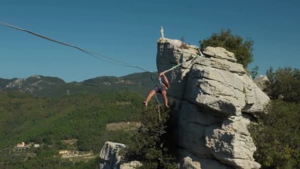 Gimbal Shot Men Slackline Top Mountain — Stok video