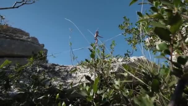 Gimbal Shot Men Slackline Top Mountain — Stockvideo