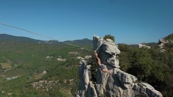 Gimbal Shot Men Slackline Top Mountain — Stockvideo